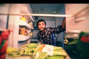 Un hombre mira el interior de un frigorífico