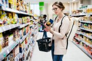 Una mujer compra en el supermercado