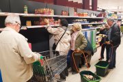 Un grupo de persona compra en un supermercado