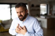 Un hombre experimenta un dolor en el pecho