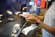 Una mujer cambia moneda en un aeropuerto