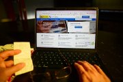 Lidiar con la declaración de la Renta aviva el debate de la brecha digital