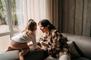 Una mujer comparte tiempo con su hija