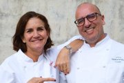 Samantha Vallejo-Nájera junto a uno de los profesionales de su equipo gastronómico vinculado a su proyecto en Pedraza.