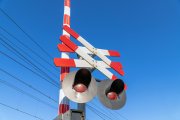 La baliza de aproximación a un paso a nivel sigue generando confusión