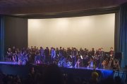Un momento de la actuación de Fetén Fetén con la banda de música de Cistierna.