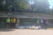 El colectivo ´Amigos del Mocho´, ayer, con la basura recogida de los márgenes del Bernesga.