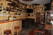 La parte del bar cuenta en sus paredes con objetos de la minería y la comarca.
