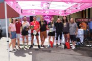 Los cinco finalistas con los organizadores.