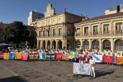 Los jóvenes mostraron las banderas de sus respectivas comunidades durante su visita.