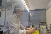 Natalia Martínez en el laboratorio.
