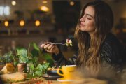 Los expertos recuerdan que una pauta nutricional eficaz debe tener en cuenta el contexto personal, los hábitos y el estado de salud de cada persona, algo que no puede conocerse únicamente mediante una consulta a la IA.