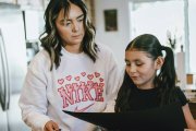 Escuchar antes de corregir y dedicar tiempo de calidad a las conversaciones con los hijos ayuda a fortalecer el vínculo familiar durante las vacaciones, según la psicóloga Alba Magallón.