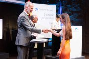 Beatriz Gonzalo Carvajal recibe su diploma