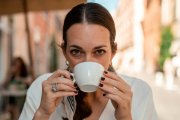 Muchas personas aseguran que nunca terminan el último sorbo del café, un hábito que, según explica una farmacéutica, podría estar relacionado con un mecanismo psicológico de aversión.