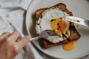 Los huevos son una de las principales fuentes de proteína que pueden incorporarse al desayuno para conseguir una mayor sensación de saciedad y mantener la energía más estable durante la mañana.