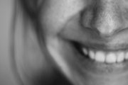 La investigación científica estudia cómo determinadas expresiones faciales podrían estar relacionadas con la percepción emocional, aunque los expertos recuerdan que aún no existe evidencia suficiente para considerar los neuromoduladores un tratamiento para la depresión.