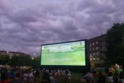 Proyección de una película en el Paseo de Quintanilla, en León.