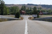 Las casetas de obra anuncian la mejora del puente de Pobladura, que se ensanchará para sumar un carril de peatones y bicicletas, como el vial de acceso.
