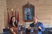 La edil de Cultura y el alcalde de La Bañeza sostienen el cartel con la nueva programación teatral.