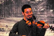 El músico leonés Fran Allegre tocando el violín en uno de sus conciertos.