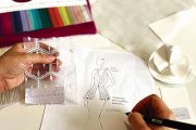 Sara Santiago creando el diseño de un vestido de novia.