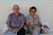 Una pareja de jubilados descansa apaciblemente