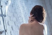 El agua muy caliente elimina la capa lipídica natural de la piel