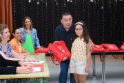 El alcalde, entregando los libros a una de las niñas.