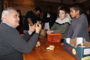 El micólogo Juan Antonio Sánchez explica a los más jóvenes cómo diferencias distintos hongos.