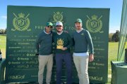 Algunos de los ganadores posan con su trofeo.