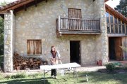 Laura Herrero, junto a la edificación de la antigua casa del urogallo de Riaño.