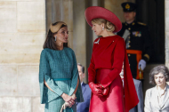 La reina Máxima de los Países Bajos (d) conversa con la reina de España, Letizia, durante la ceremonia de bienvenida de los reyes de Países Bajos a la pareja real española.