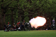 La Tropa Real de Artillería a Caballo dispara 41 salvas de cañón desde el céntrico parque de Green Park, en Londres, con motivo del primer aniversario de la coronación del monarca británico y de la reina Camila en la Abadía de Westminster. EFE/EPA/ANDY RAIN