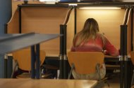 Estudiantes en una biblioteca.