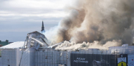 Bomberos luchan contra las llamas en la Bolsa de Copenhague.