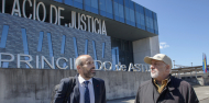 El ex sacerdote Jesús María Menéndez, conocido como Padre Chus, conversa con su abogado, javier Dapena (i) este miércoles a su llegada a los juzgados de Gijón.