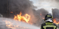 Incendio en una planta de cartones y plásticos en Aldeamayor (Valladolid).