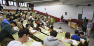Foto de archivo de una clase llena de alumnos en un examen de la EBAU en la facultad de Derecho de la Universidad de León EFE/J.Casares