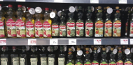 Imagen de archivo de unas botellas de aceite de oliva en un supermercado de Madrid. EFE/ Fernando Alvarado