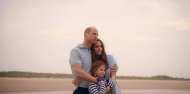 Los príncipes de Gales y su hija Charlotte posan en Holkham Bay, en la costa de Norfolk, al este de Inglaterra.