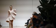 Una modelo luce las creaciones de la diseñadora Carolina Gázquez durante la pasarela de moda de novias Atelier Couture, este martes en la Real Fábrica de Tapices, en Madrid. EFE/ Javier Lizon