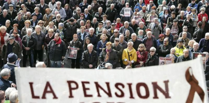 Miles de personas durante una concentración en Bilbao de la plataforma de asociaciones de jubilados, viudas y pensionistas en defensa de unas pensiones dignas.