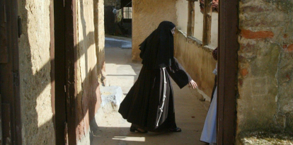 Una monja en la parte de la muralla del monasterio de Santa Clara de León.