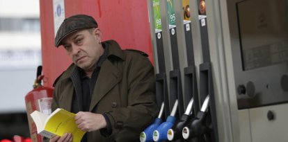 Víctor M. Díez con su nuevo libro 'A un amanecer, otro crepúsculo'.