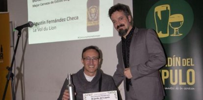 Agustín Fernández recoge el segundo premio del concurso de cervezas caseras.  Francisco Rodríguez y Agustín Fernández, en el local.