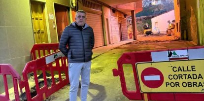 El Concejal del área de Mantenimiento Urbano y Obras visitando la calle .