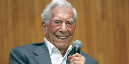 Fotografía de archivo, tomada el 28 de mayo de 2023, en la que se registró al escritor peruano y premio Nobel de Literatura 2010, Mario Vargas Llosa, en la Universidad de Guadalajara (México). Vargas Llosa falleció este domingo a los 89 años de edad, en Lima (Perú). EFE. EFE/Francisco Guasco