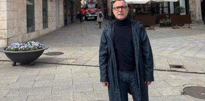 El concejal Carlos Cortina, frente a la Torre del Reloj.