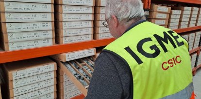 Cajas en las que se conservan sondeos de tierras del Bierzo en la litoteca.  Infraestructuras de la litoteca en Córdoba.